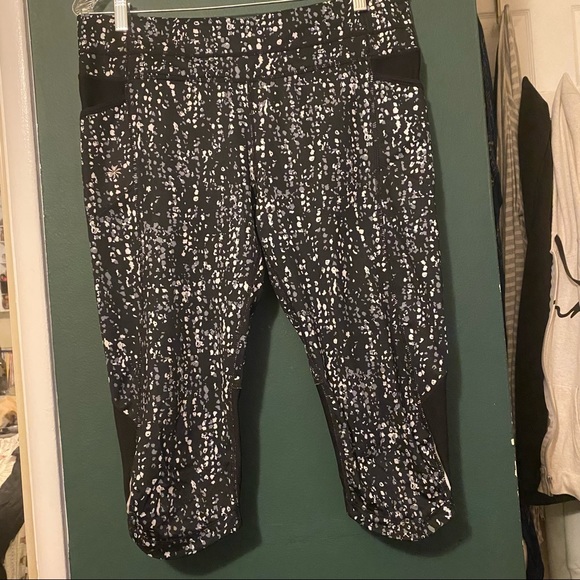 Athleta Spotted Black Cropped Leggings - Picture 7 of 7